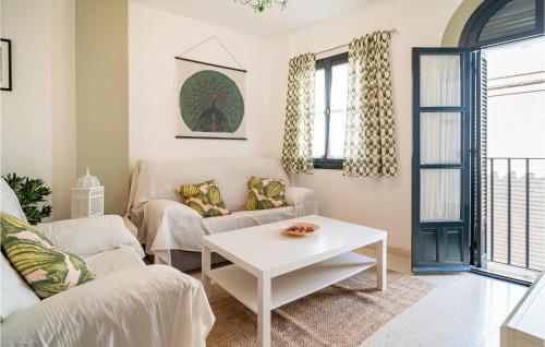 una sala de estar con un sofá y una mesa en Amazing Apartment In Carmona With Wifi, en Carmona