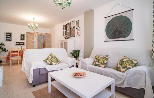 Una sala de estar con dos sofás y una mesa. en Amazing Apartment In Carmona With Wifi, en Carmona