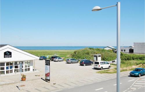 un parcheggio con auto parcheggiate vicino all'oceano di Apartment Nordre Havnevej Rømø a Havneby