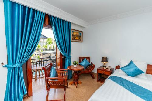 Postel nebo postele na pokoji v ubytování Rithy Rin Angkor Hotel