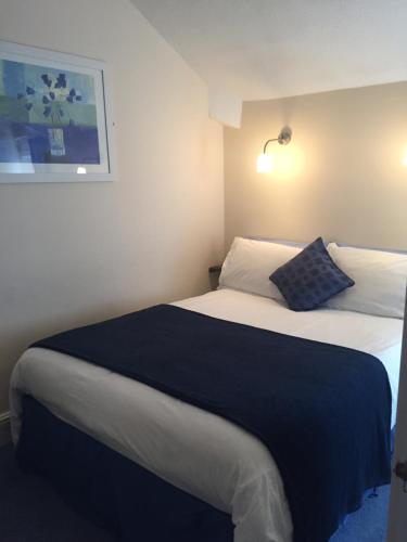 Кровать или кровати в номере Marlow Lodge