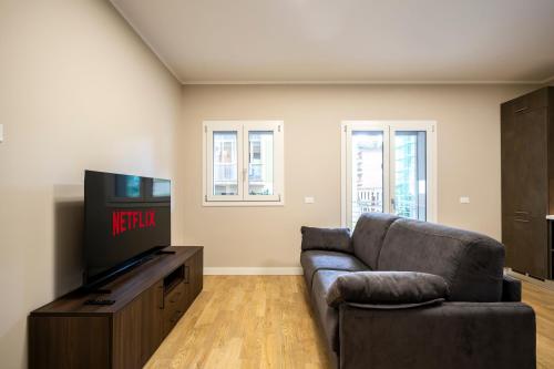 Una televisión o centro de entretenimiento en Tramvia Royale Suites