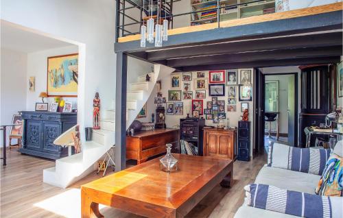 un salon avec une table et une mezzanine dans l'établissement Gorgeous Apartment In Marseille, à Marseille