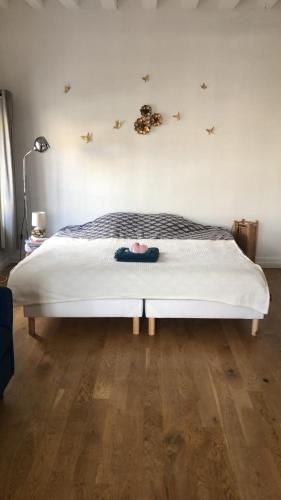 sypialnia z łóżkiem z białym materacem w obiekcie Appartement lumineux au coeur de Dieppe w mieście Dieppe