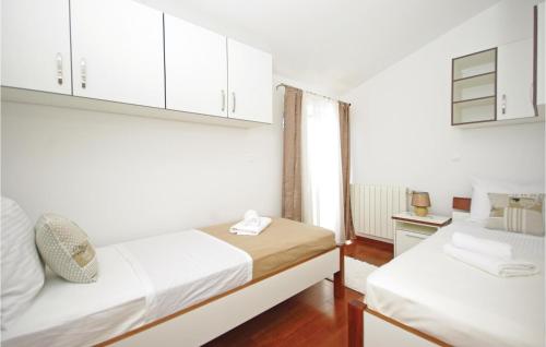 Postel nebo postele na pokoji v ubytování Three-Bedroom Holiday Home In Zagvozd