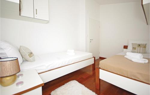 Postel nebo postele na pokoji v ubytování Three-Bedroom Holiday Home In Zagvozd