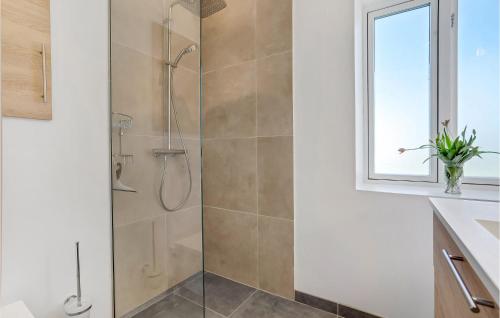 Un baño de 3 Bedroom Awesome Home In Samsø