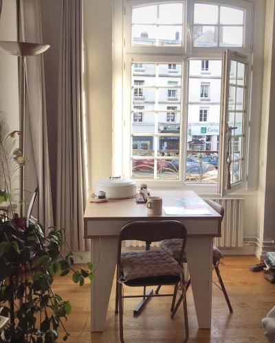 Cette chambre dispose d'une fenêtre et d'un bureau avec une chaise. dans l'établissement Appartement lumineux au coeur de Dieppe, à Dieppe