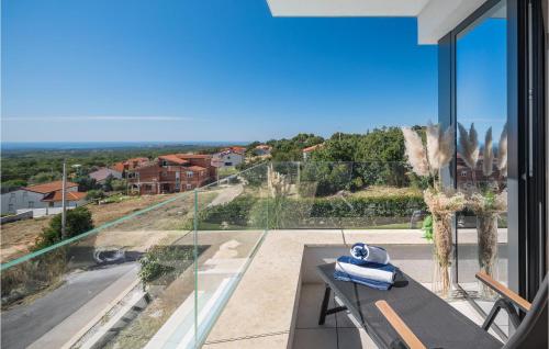 Balkoni atau teres di Awesome Home In Kastelir With Sauna