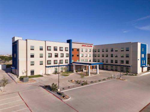 ein leerer Parkplatz vor einem Gebäude in der Unterkunft Hampton Inn & Suites Amarillo West in Amarillo