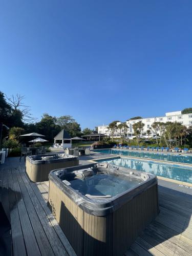 Бассейн в Westhill Country Hotel или поблизости