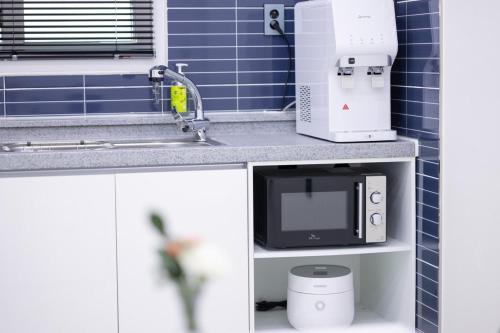 Una cocina o cocineta en Tongyeong Stay Y Ho Pool Villa