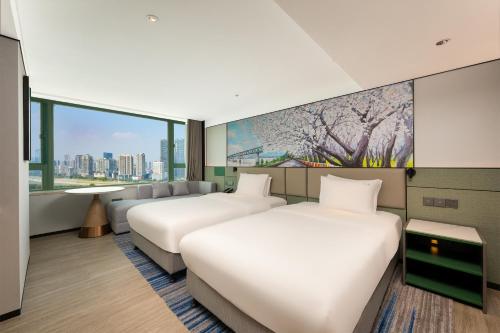 Un ou plusieurs lits dans un hébergement de l'établissement Holiday Inn Wuhan Riverside by IHG