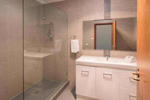 un bagno con doccia, lavandino e specchio di Wilyabrup River Retreat- Flutes Estate, Margaret River a Wilyabrup