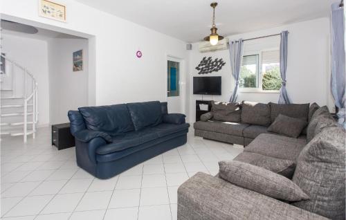 3 Bedroom Beach Front Home In Rogoznica