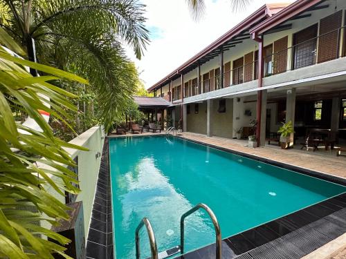 ein Schwimmbad vor einem Gebäude in der Unterkunft Hotel Heladiv in Anuradhapura