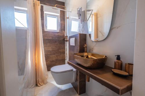 un baño con lavabo e inodoro en Apartments and rooms Premium Relax, en Novi Vinodolski