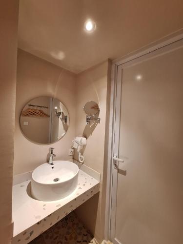 Bilik mandi di Wodpecker Tinys Homes