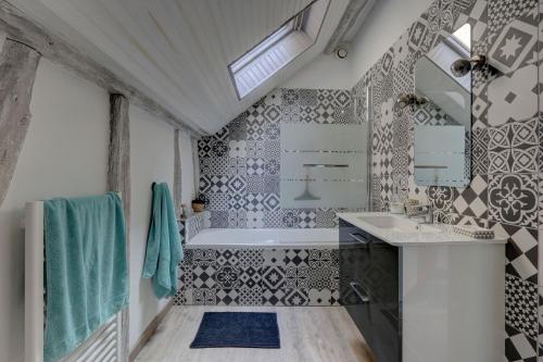 une salle de bain avec une baignoire et un lavabo dans l'établissement Le Rabelais - Appt à 5min du château dAmboise, à Amboise