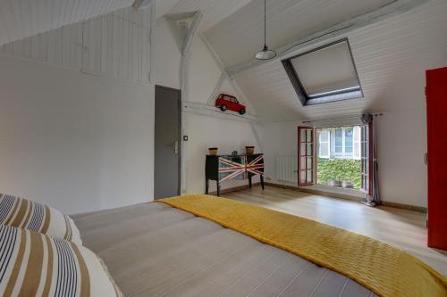 - une grande chambre avec un lit et une fenêtre dans l'établissement Le Rabelais - Appt à 5min du château dAmboise, à Amboise