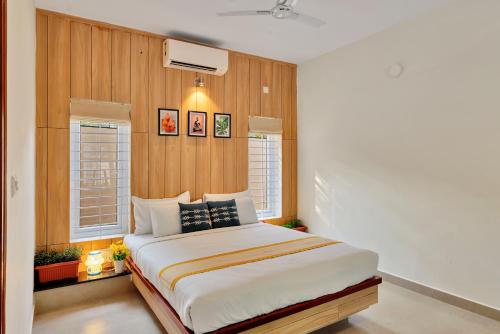 Katil atau katil-katil dalam bilik di SaffronStays Surabhi Villa