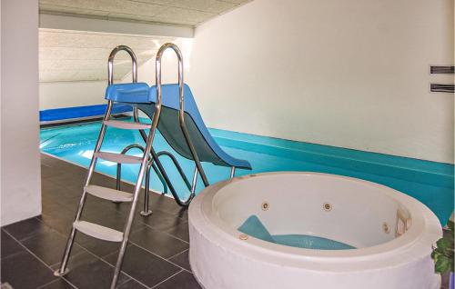 a bath tub with a ladder next to a pool at Holiday Home Ved Heksebjerg Blåvand X in Blåvand