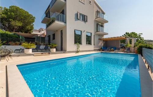 Bazén v ubytování Seven-Bedroom Holiday Home In Zaboric nebo v jeho okolí