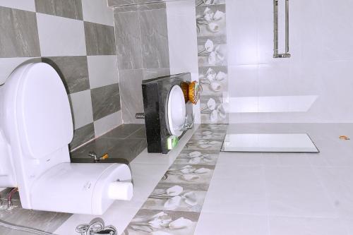 a bathroom with a white toilet in a room at tam coc familyfriendly homestay in Vũ Lâm