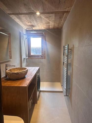 une salle de bain avec un lavabo et une vasque sur un comptoir dans l'établissement Studio Cosy cœur de Megève Le Soleil Levant, à Megève