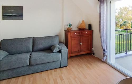 un salon avec un canapé et une fenêtre dans l'établissement 1 Bedroom Lovely Apartment In Carantec, à Carantec