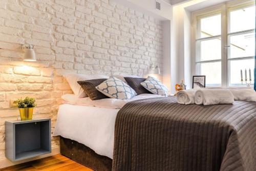 Two Bedroom Apartment in Warsaw with Space for Remote Work by Noclegi Renters