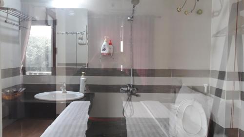 a bathroom with a toilet and a sink at tam coc familyfriendly homestay in Vũ Lâm
