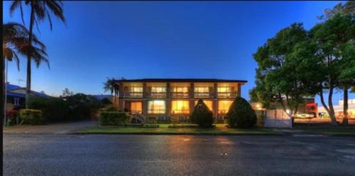 a large house with a lot of windows at Midlands Motel in Taree