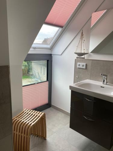 Happynest في زنغست: حمام مع حوض و منور