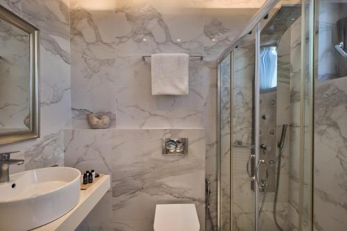 Thalassa Residence, Pool, Spa Whirlpool & SeaViews, By ThinkVillaにあるバスルーム