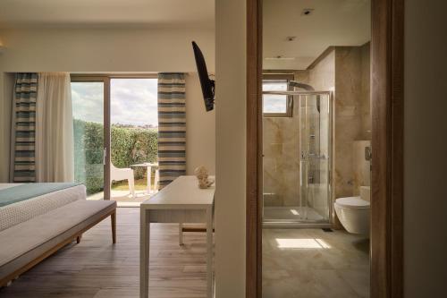 Thalassa Residence, Pool, Spa Whirlpool & SeaViews, By ThinkVillaにあるバスルーム