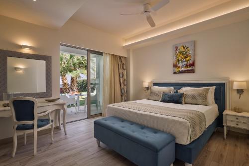 Thalassa Residence, Pool, Spa Whirlpool & SeaViews, By ThinkVillaにあるベッド