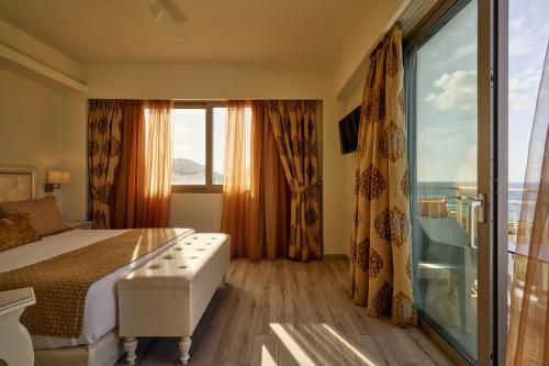 Thalassa Residence, Pool, Spa Whirlpool & SeaViews, By ThinkVillaにあるベッド