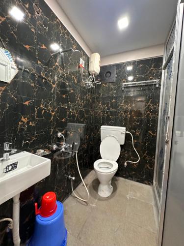 a bathroom with a toilet and a sink at Jagannath Residency And Prasadam in Kolkata