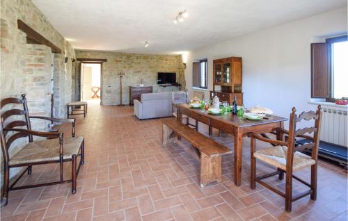 Kuchyň nebo kuchyňský kout v ubytování Nice Apartment In Loc Saragano, Gualdo