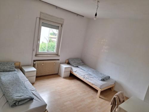 una habitación con dos camas y una ventana en Malamin, en Heilbronn