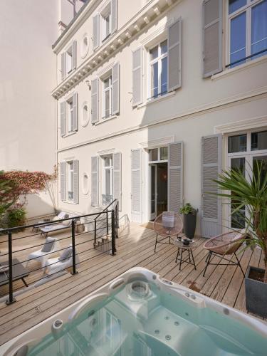 Super Central, Spacious, Sunny Large Deck & SPA