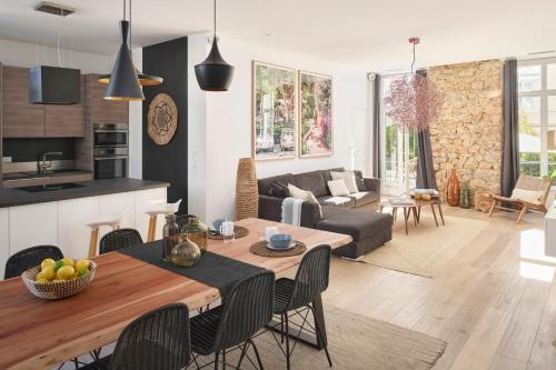 une cuisine et un salon avec une table et des chaises dans l'établissement Super Central, Spacious, Sunny Large Deck & SPA, à Cannes