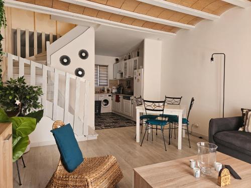 un salon avec un canapé et une table dans l'établissement Maison chaleureuse à Uzès, à Uzès