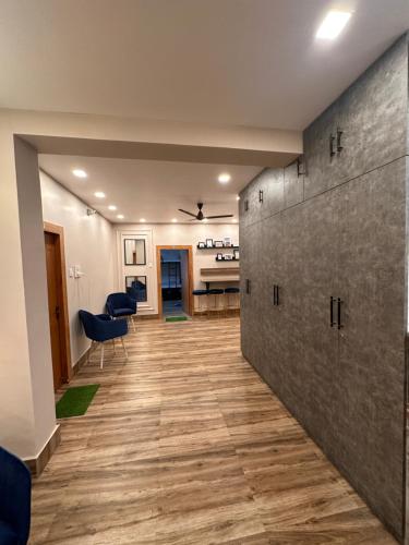 a hallway with a large concrete wall and chairs at Jagannath Residency And Prasadam in Kolkata