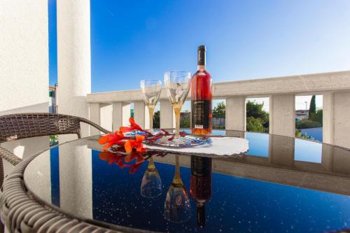 Bazén v ubytování Apartments Srdarev Pencov nebo v jeho okolí