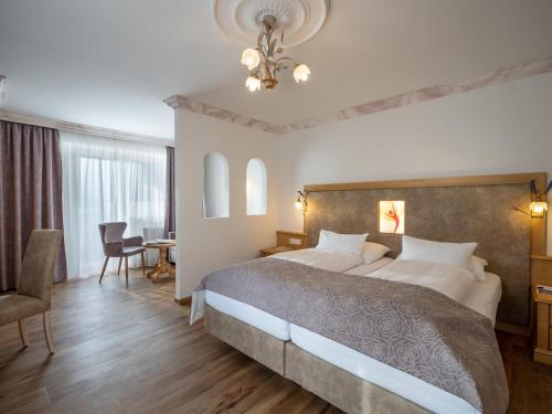 Postel nebo postele na pokoji v ubytování Alpenhotel Karwendel -Adults only-