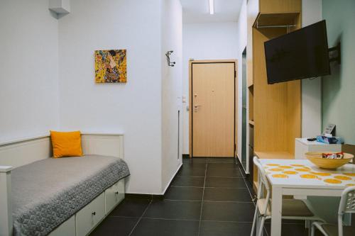 una piccola stanza con un letto e un tavolo di HL Athens ad Atene