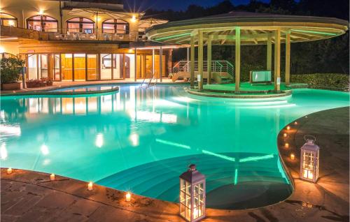 Piscina en o cerca de Anticheterme Trilocale