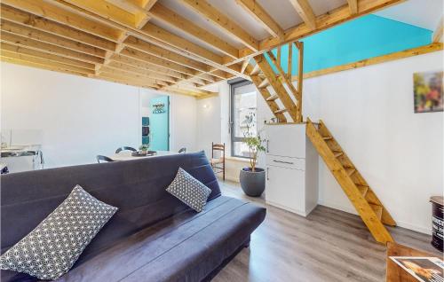 Η κουζίνα ή μικρή κουζίνα στο Stunning Home In Neuilly Le Vendin